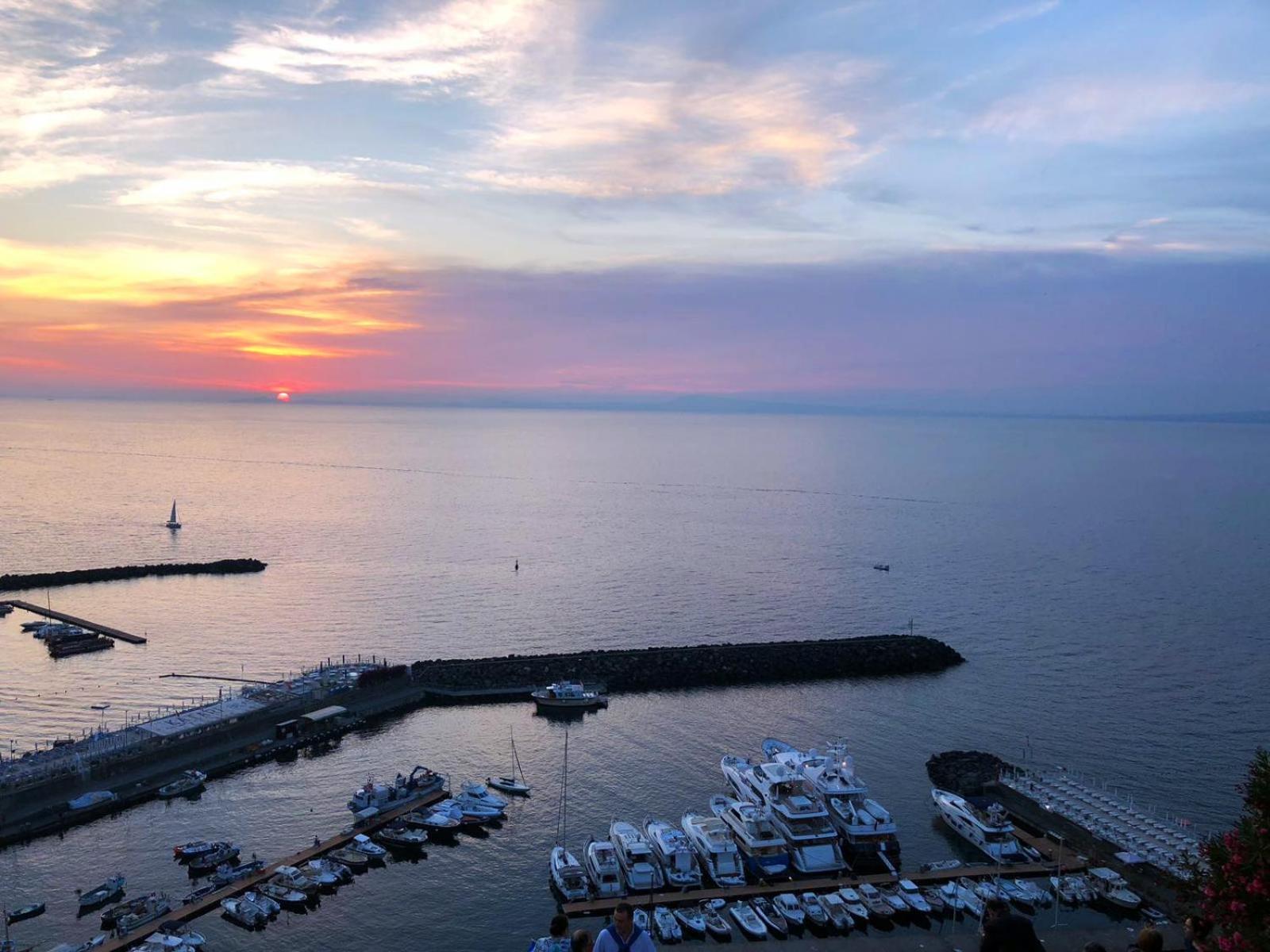 B&B L'Approdo ปิอาโนดิซอร์เรนโต ภายนอก รูปภาพ